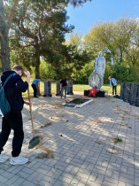 Сегодня ученики школы приняли активное участие в акции по очистке территории памятников от осенней листвы.